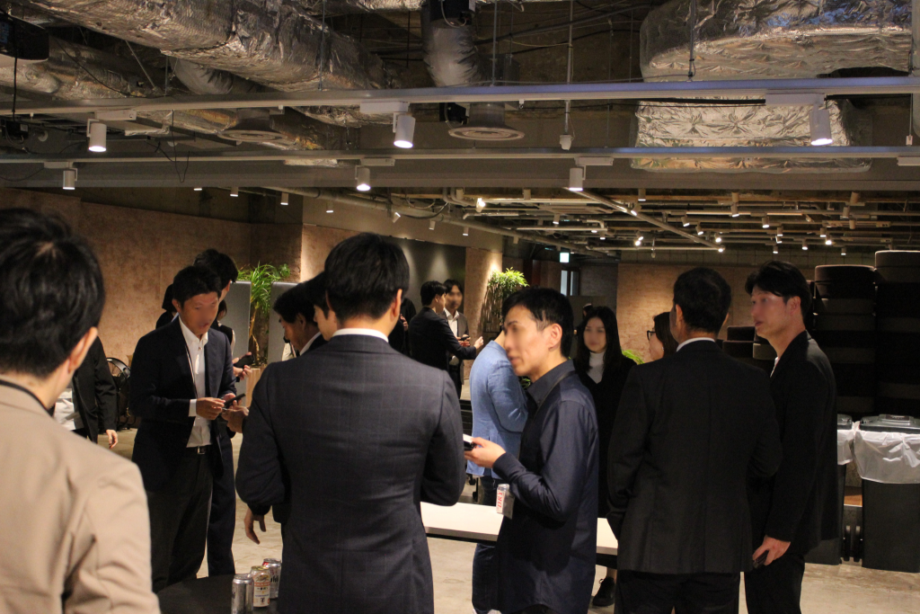 企業価値向上サミット2026終了後の交流会で参加者が名刺交換・歓談する様子